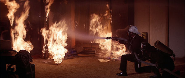 Secuencia final de The Towering Inferno con fuego y efectos especiales
