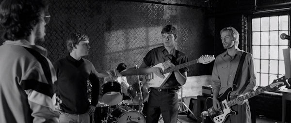 Sam Riley como Ian Curtis en Control, fotografiada en blanco y negro por Martin Ruhe