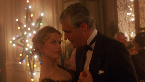 Iluminación navideña y color saturado en Eyes Wide Shut