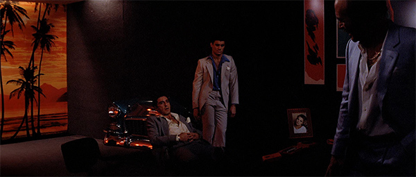 Michelle Pfeiffer en un interior de Scarface iluminado por John A. Alonzo