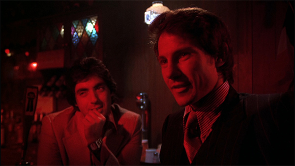 Luz roja saturada en el club de Mean Streets