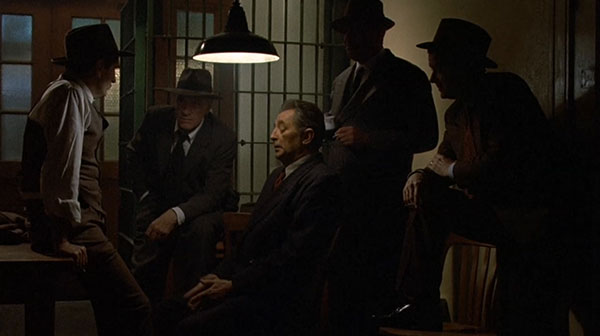 Farewell, My Lovely (1975), color saturado y neones rojos