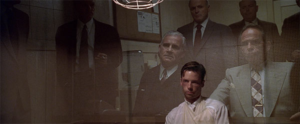 L.A. Confidential (1997), iluminación naturalista y fuentes integradas