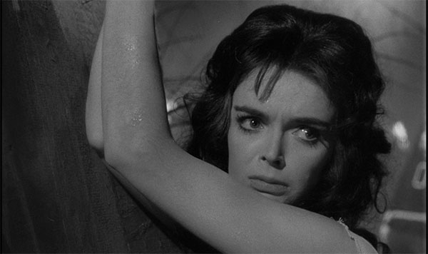 La Maschera del Demonio (1960), iluminación de Mario Bava en los decorados de estudio