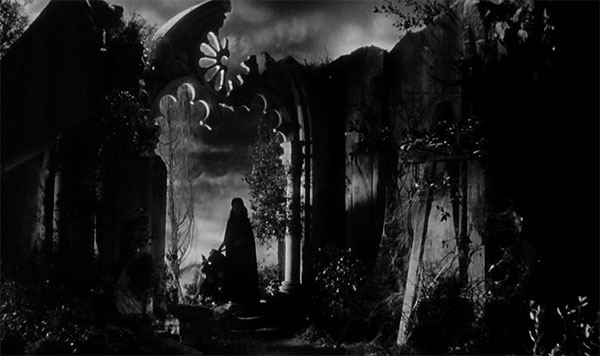 La Maschera del Demonio (1960), luces duras y negros profundos en la capilla