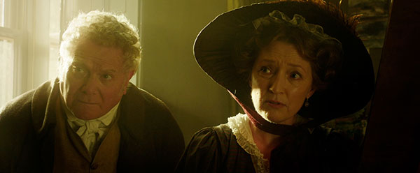 Mr. Turner (2014), escena nocturna iluminada con un farol