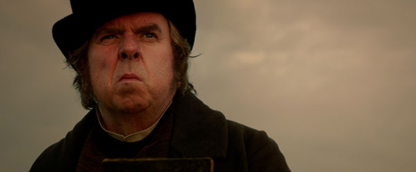 Mr. Turner (2014), interior iluminado por Dick Pope con luz de ventana