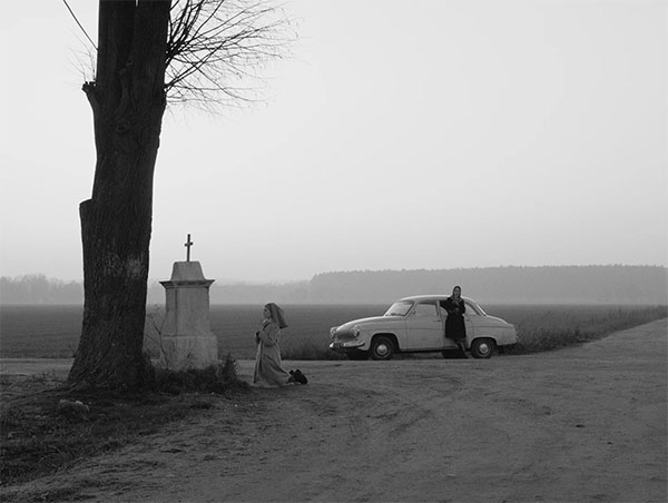 Ida (2013), composición vertical en blanco y negro de Łukasz Żal y Ryszard Lenczewski