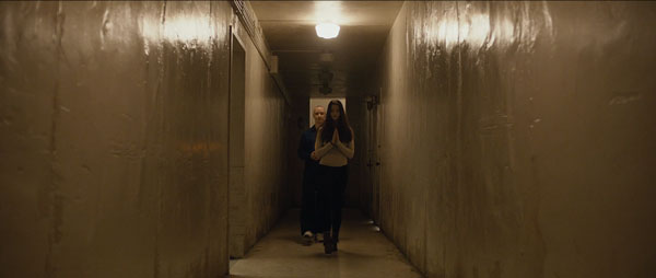 Split (2016), primer plano rodado con una focal angular