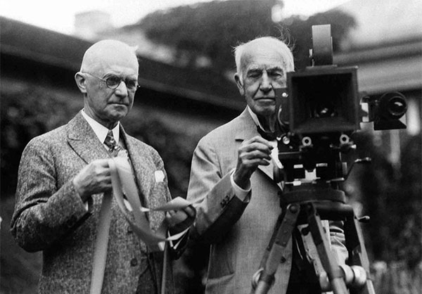 Thomas Edison junto a una cámara cinematográfica en los orígenes del cine y del formato de 35 mm