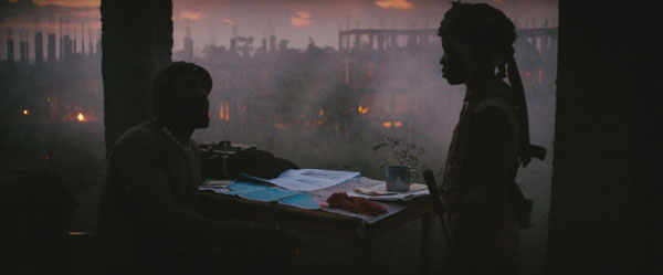 Exterior de Beasts of No Nation rodado con luz natural y contraluz