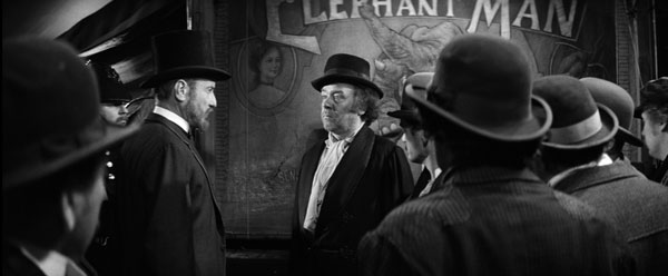 Escenografía e iluminación del Londres victoriano en The Elephant Man