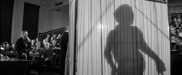 Silueta de John Merrick e iluminación de alto contraste en The Elephant Man