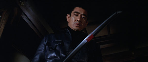 Luz dura y composición interior en The Yakuza