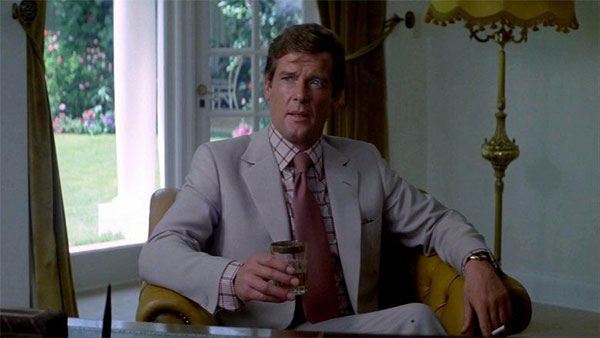 Roger Moore y Susannah York en Gold (1974)