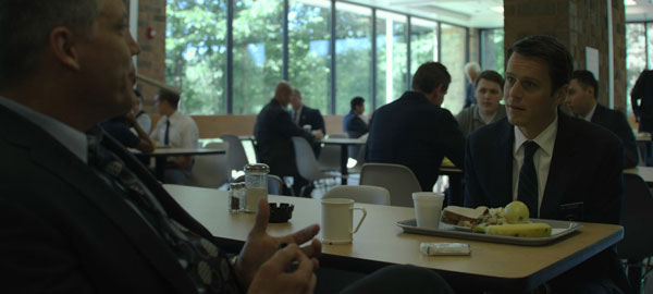 Holden Ford y Bill Tench conversan en una cafetería en Mindhunter