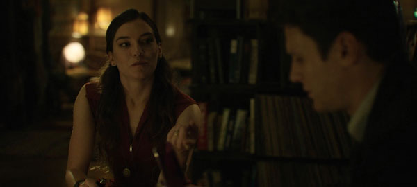 Debbie Mitford conversa con Holden Ford en Mindhunter