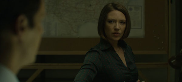 Wendy Carr en un interior de tonos verdosos de Mindhunter