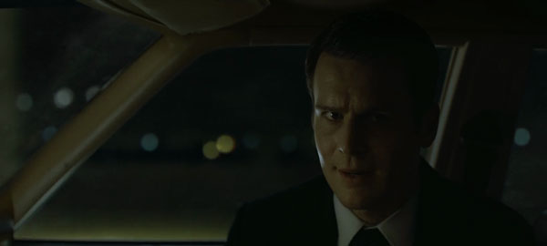 Holden Ford en el interior nocturno de un coche en Mindhunter