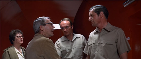 Los científicos en los decorados rojos de The Andromeda Strain