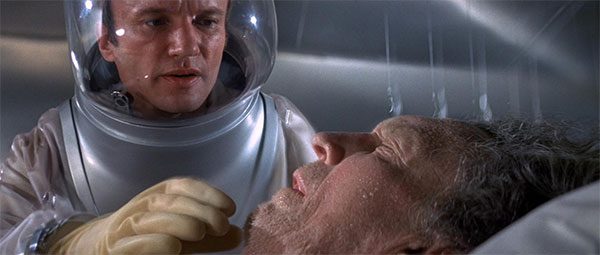 Uso de dioptría partida para mantener dos planos a foco en The Andromeda Strain
