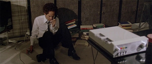 Art Garfunkel habla por teléfono en un interior de Bad Timing