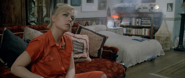 Theresa Russell en un dormitorio iluminado con fuentes integradas en Bad Timing