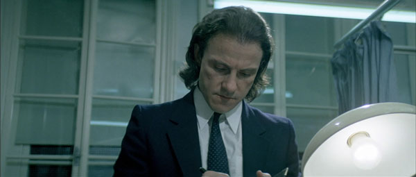 Harvey Keitel bajo una fuente fluorescente en el hospital de Bad Timing