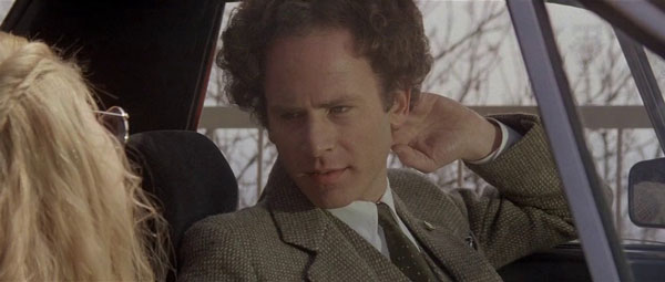 Art Garfunkel conversa desde el interior de un automóvil en Bad Timing
