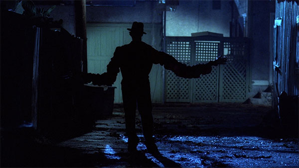 Iluminación azulada y fuentes integradas en A Nightmare on Elm Street