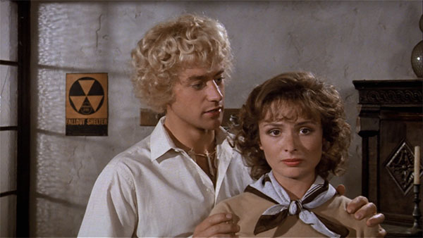 Composición visual y decorados de Top Secret! (1984)
