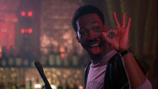 Exterior nocturno iluminado por Bruce Surtees en Beverly Hills Cop