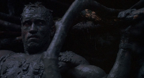 Arnold Schwarzenegger bajo la luz natural de la selva en Predator