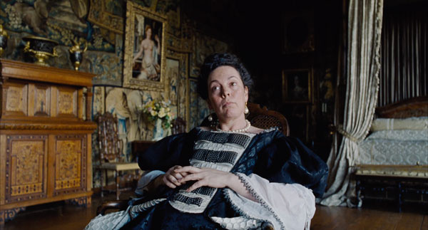 Escena iluminada con velas en The Favourite