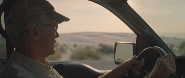 Bradley Cooper y Michael Peña en The Mule