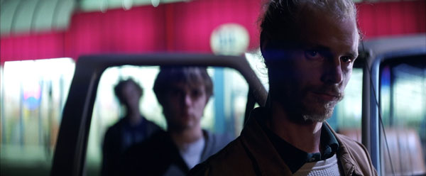 Luz sencilla, color y flares anamórficos en Punch-Drunk Love