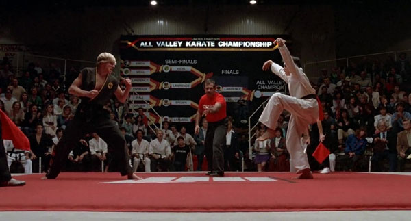 Exterior nocturno fotografiado por James Crabe en The Karate Kid