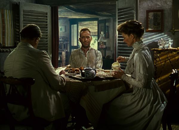Humphrey Bogart y Katharine Hepburn en un interior de The African Queen