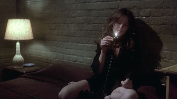 Diane Keaton en un interior en penumbra de Looking for Mr. Goodbar