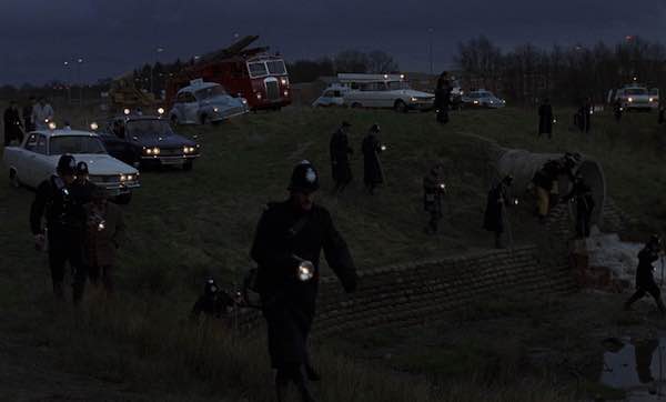 Operativo policial al anochecer en The Offence