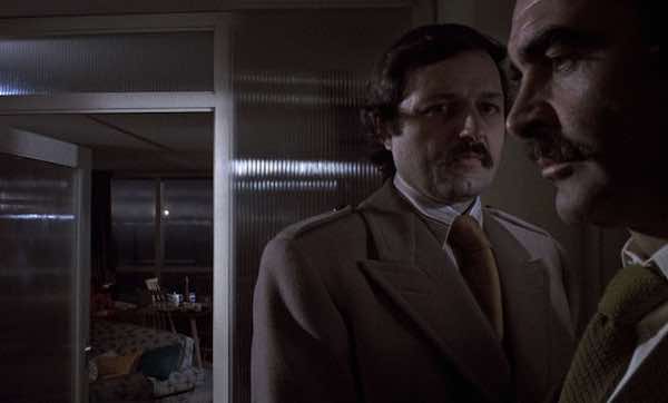 Sean Connery y un policía en un interior de The Offence