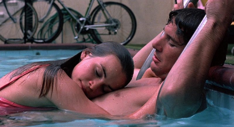 Fotograma de Breathless (1983) con colores rojizos y tono onírico, fotografía de Richard H. Kline