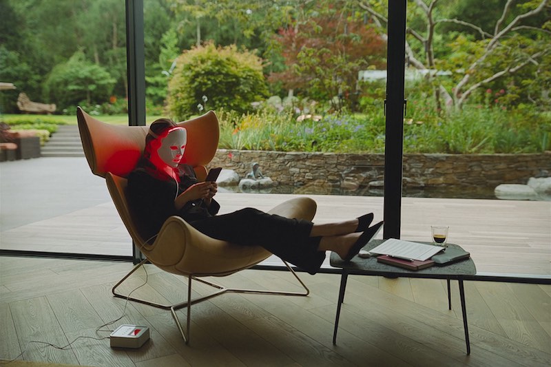 Fotograma de Bugonia (2025) con encuadre angular y fotografía en celuloide de Robbie Ryan