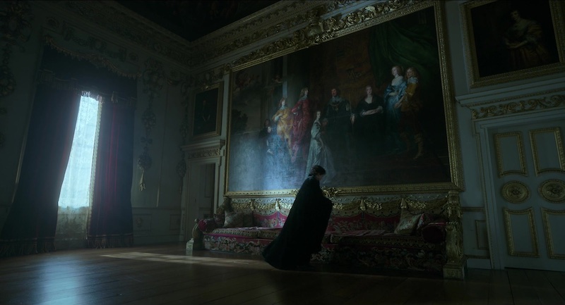 Fotograma de Frankenstein (2025) con composición angular y estética digital de época