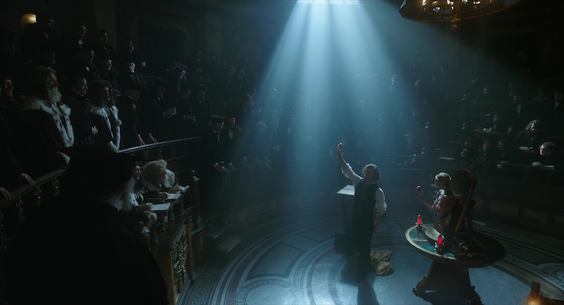 Fotograma de Frankenstein (2025) con iluminación expresionista y humo en interiores