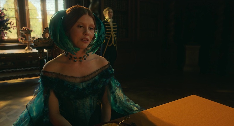 Fotograma de Frankenstein (2025) con escenografía victoriana y gran angular