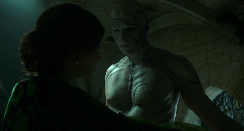 Fotograma de Frankenstein (2025) con luces verdosas y estilo visual barroco de Dan Laustsen