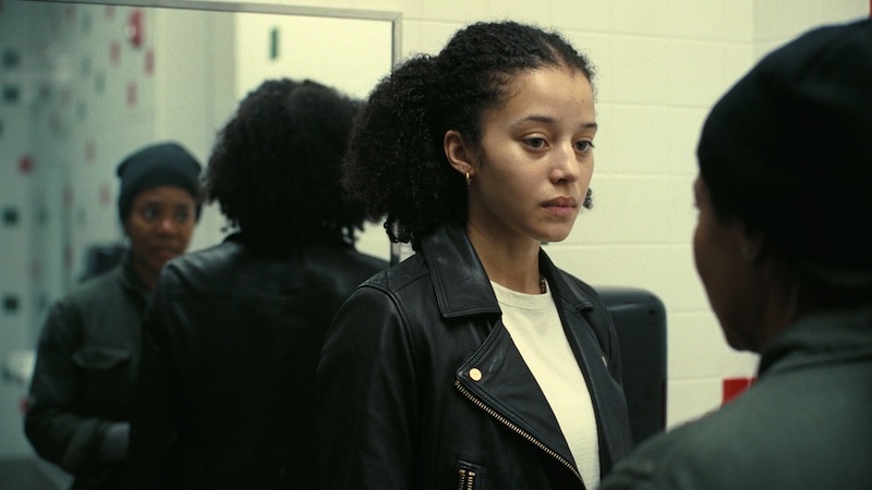 One Battle After Another, joven frente al espejo en un interior iluminado con luz fría, fotografía de Michael Bauman