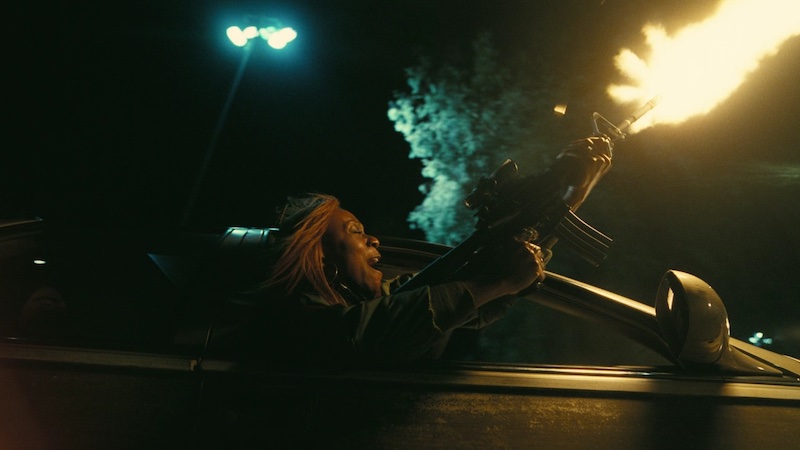 One Battle After Another, escena nocturna con personaje disparando desde un coche, fotografía de Michael Bauman