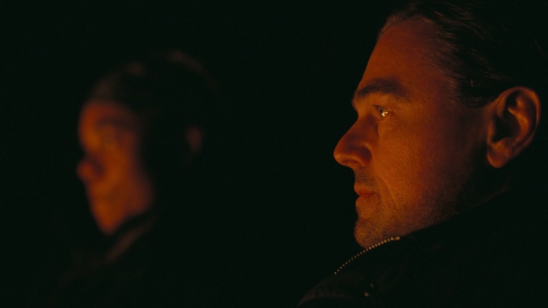 One Battle After Another, primer plano cálido de Leonardo DiCaprio iluminado lateralmente, fotografía de Michael Bauman